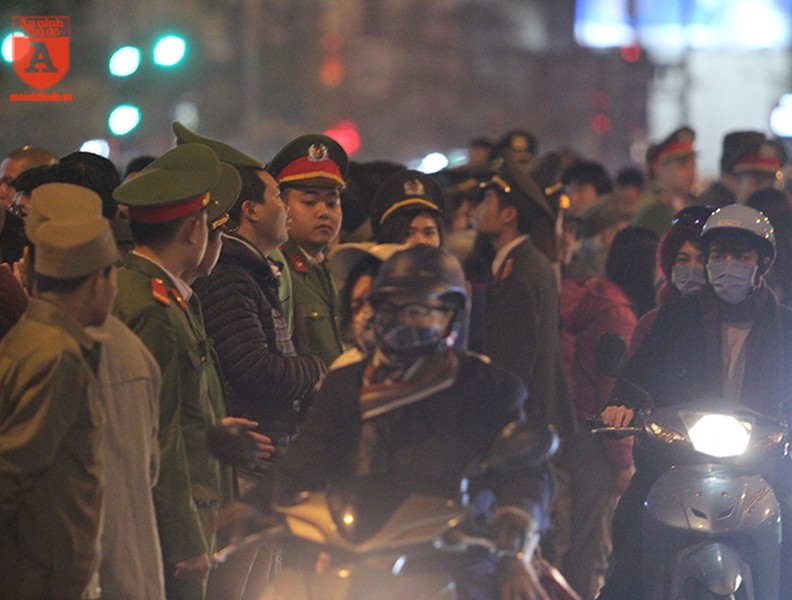 Hơn 300 cảnh sát lập hàng rào sống phân làn giao thông tại lễ cầu an chùa Phúc Khánh